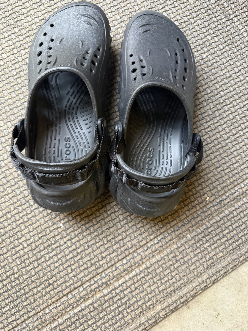 CROCS UNISEX Classic Foam Clogs in Black with Heel Strap - Picture 3 of 5
